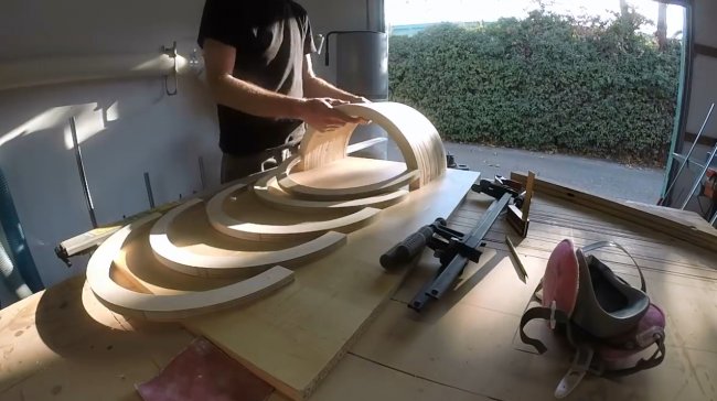 Фанерная скамья необычной формы, особая технология изготовления