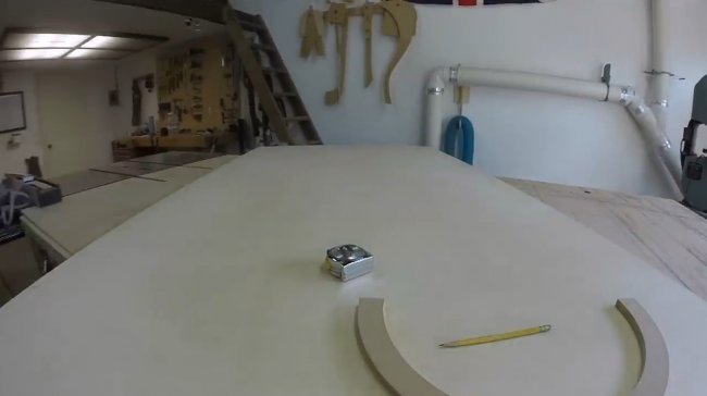 Фанерная скамья необычной формы, особая технология изготовления