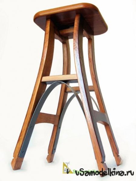 Самодельный стул для бара из старой винной дубовой бочки