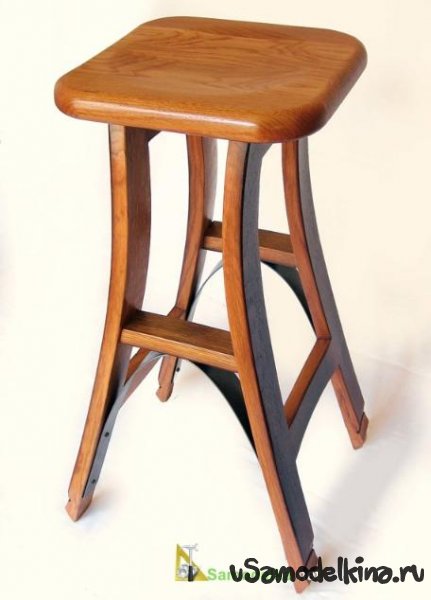 Самодельный стул для бара из старой винной дубовой бочки